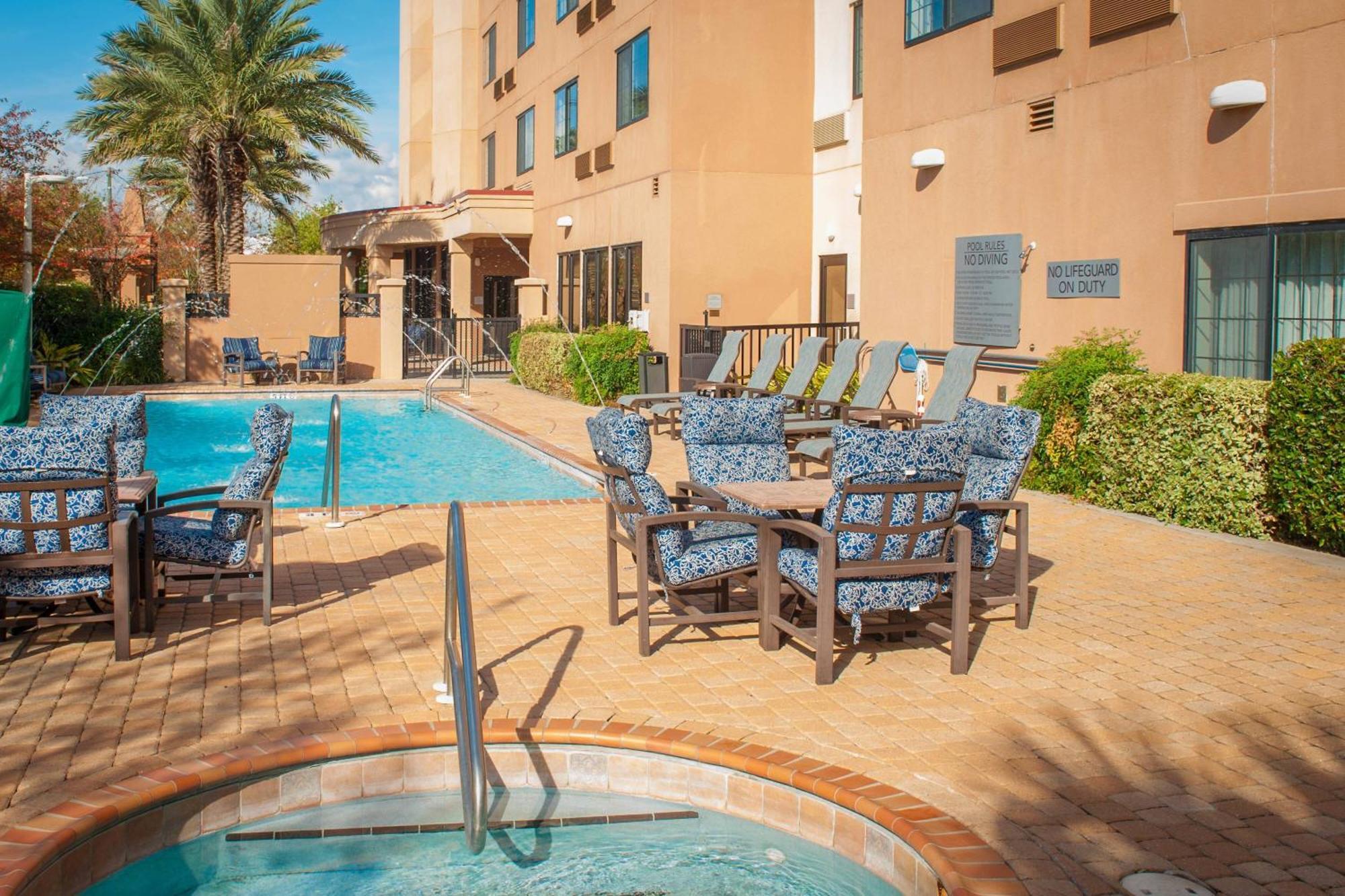 Courtyard By Marriott Downtown Hotel
